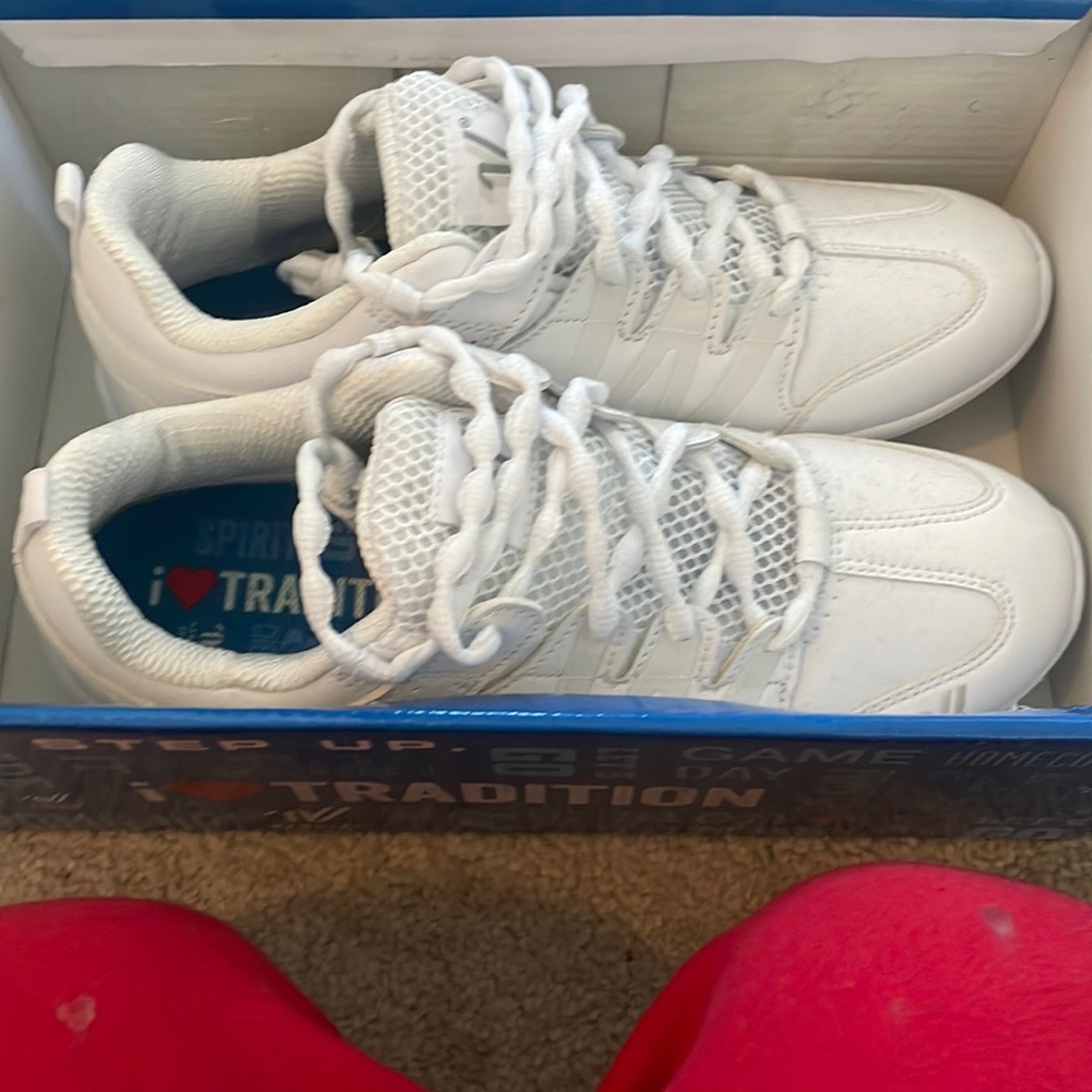 Cheer shoes